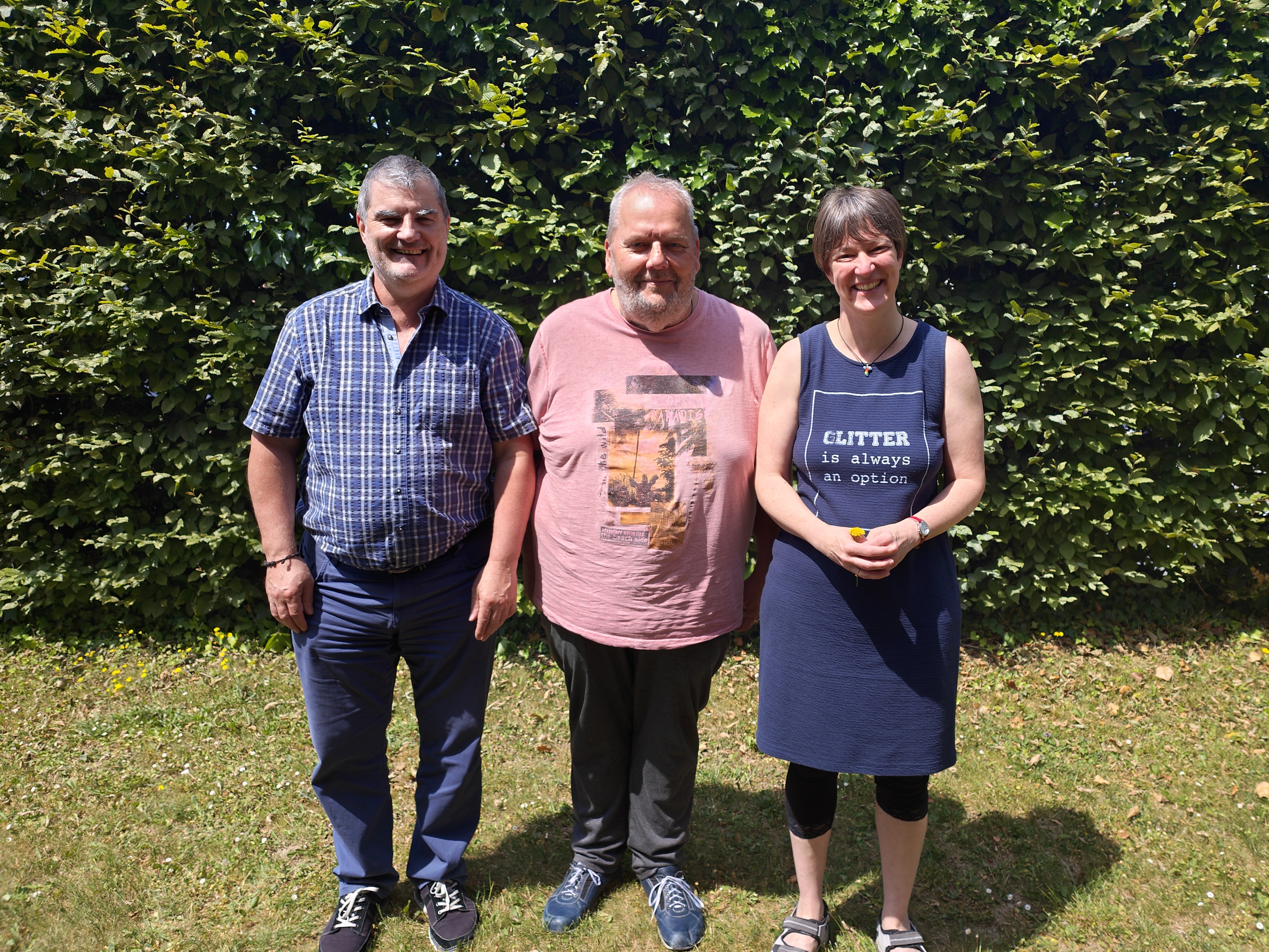 Les nouveaux coprésidents, Willy Sallin et Nathalie Jaccoud, entourant le président sortant, M. Yvan Delaloye